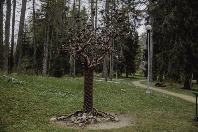 Vides objekts-instalācija "Ābele"